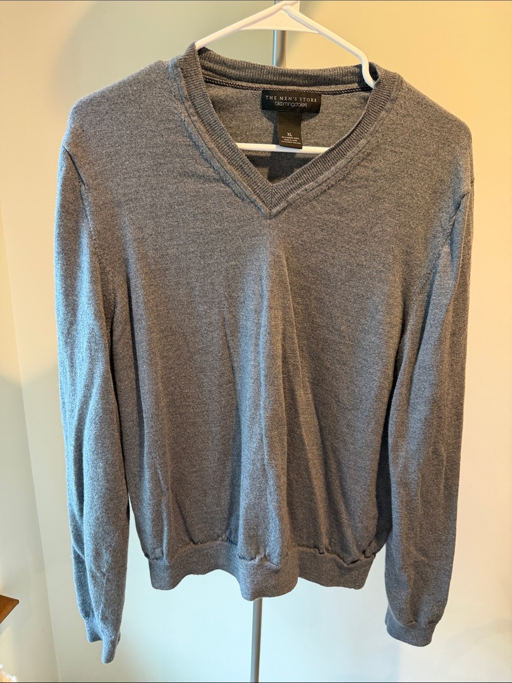 Bloomingdale's Men's Gray V-Neck Sweater
